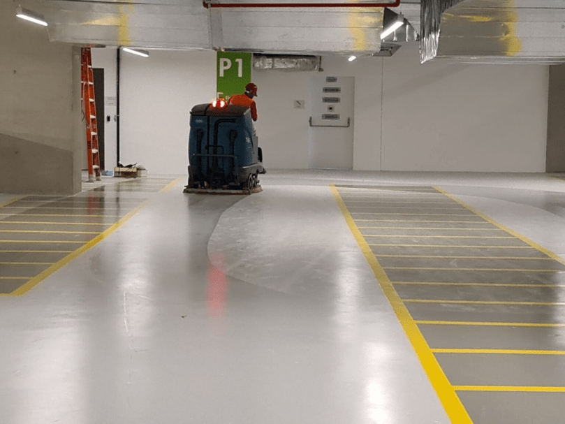 Piso de Garagem Industrial vs Residencial: Diferenças Que Impactam Longevidade