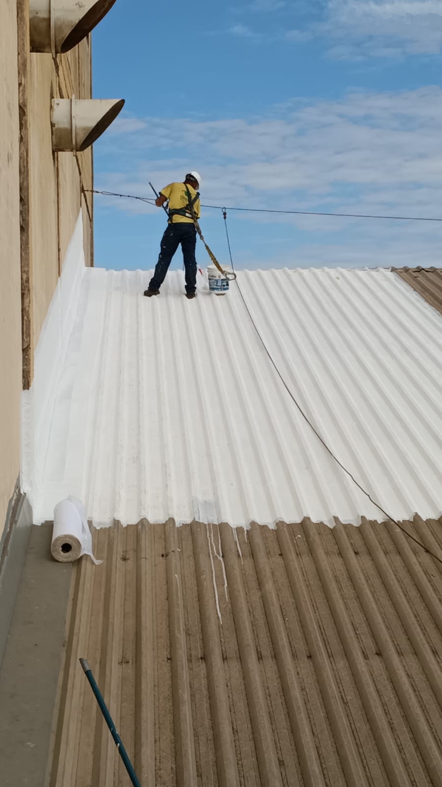 Impermeabilização de telhado industrial para galpões e coberturas