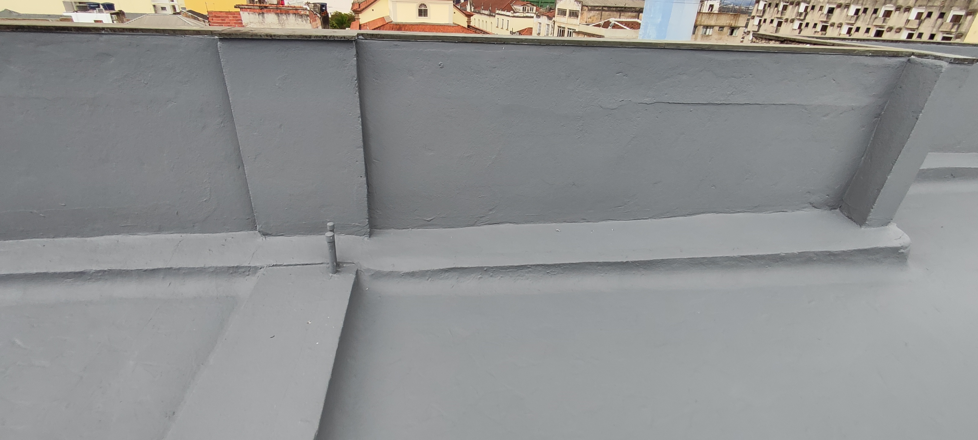 Trecho de laje impermeabilizada, superfície regularizada e protegida contra umidade.