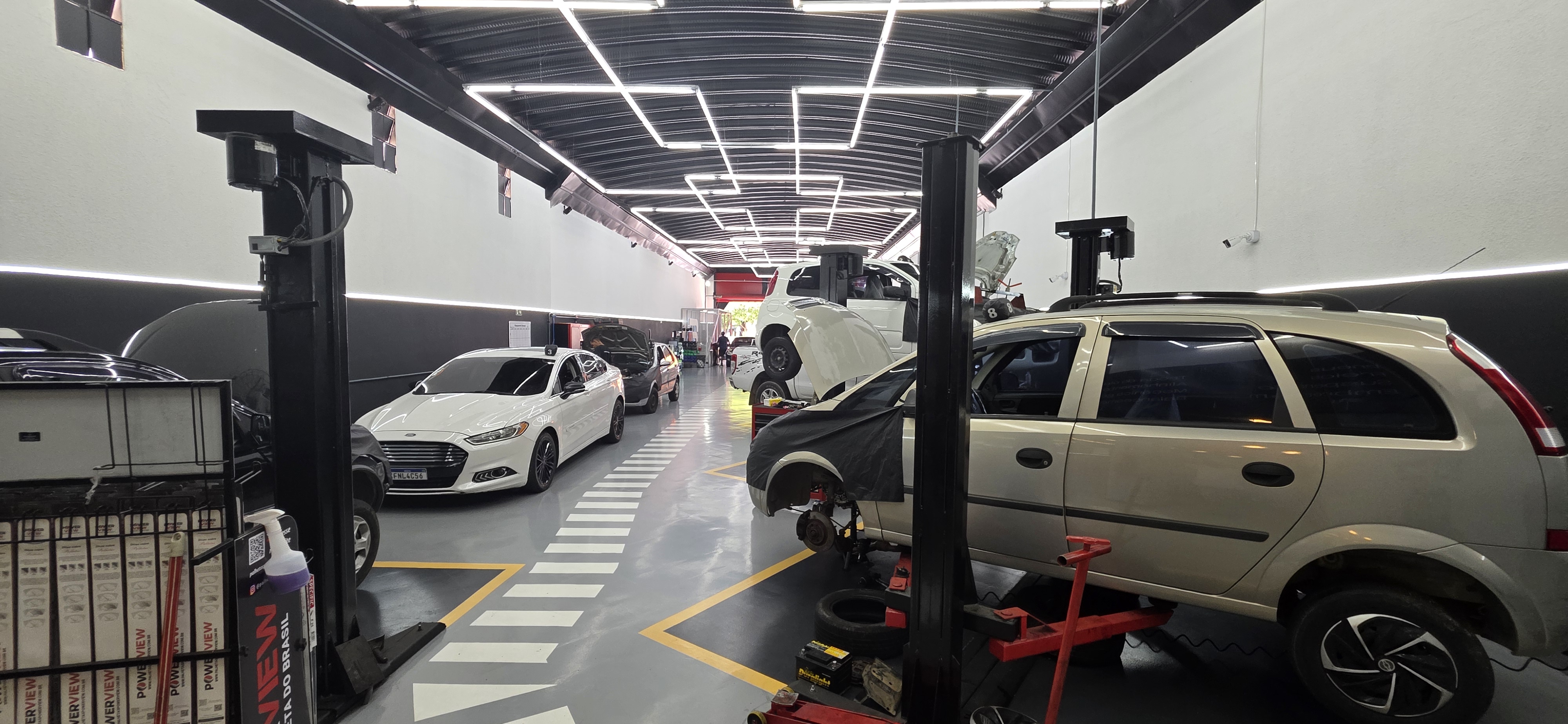 Área de manutenção automotiva com piso epóxi aplicado, acabamento uniforme e resistente a óleo e graxa.