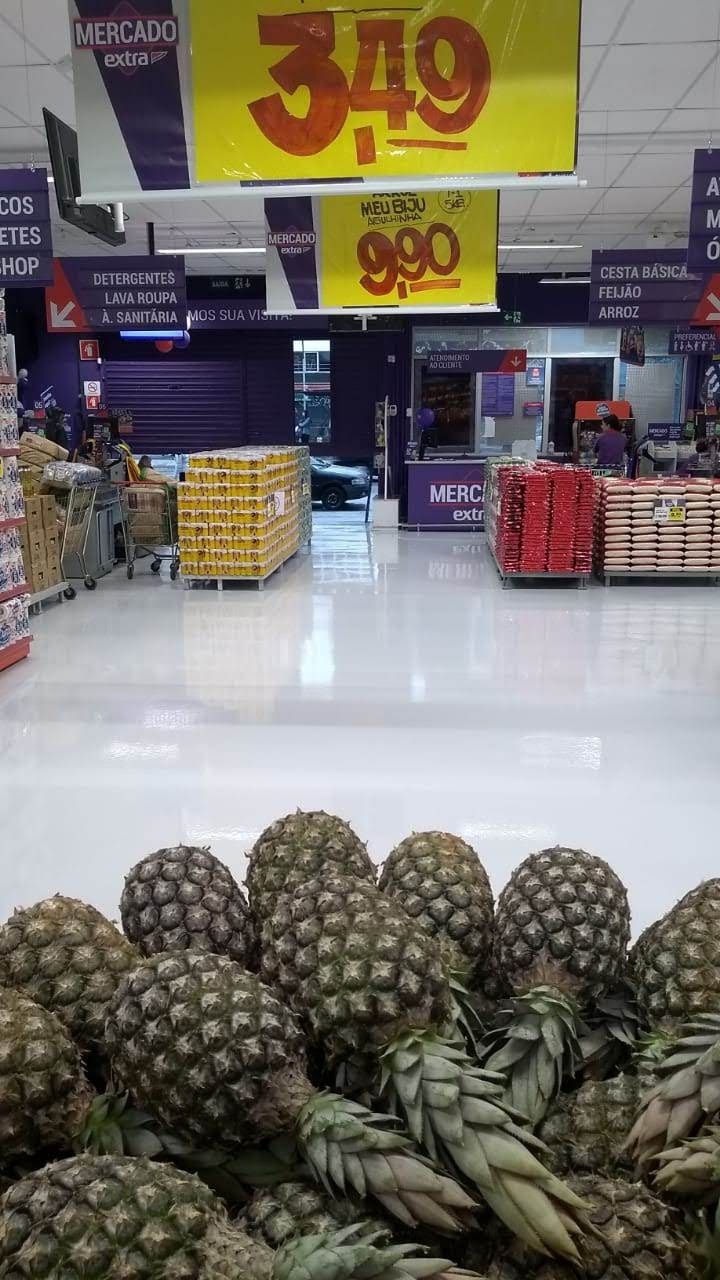 Corredor de supermercado com piso autonivelante recém-aplicado, superfície lisa sem emendas.
