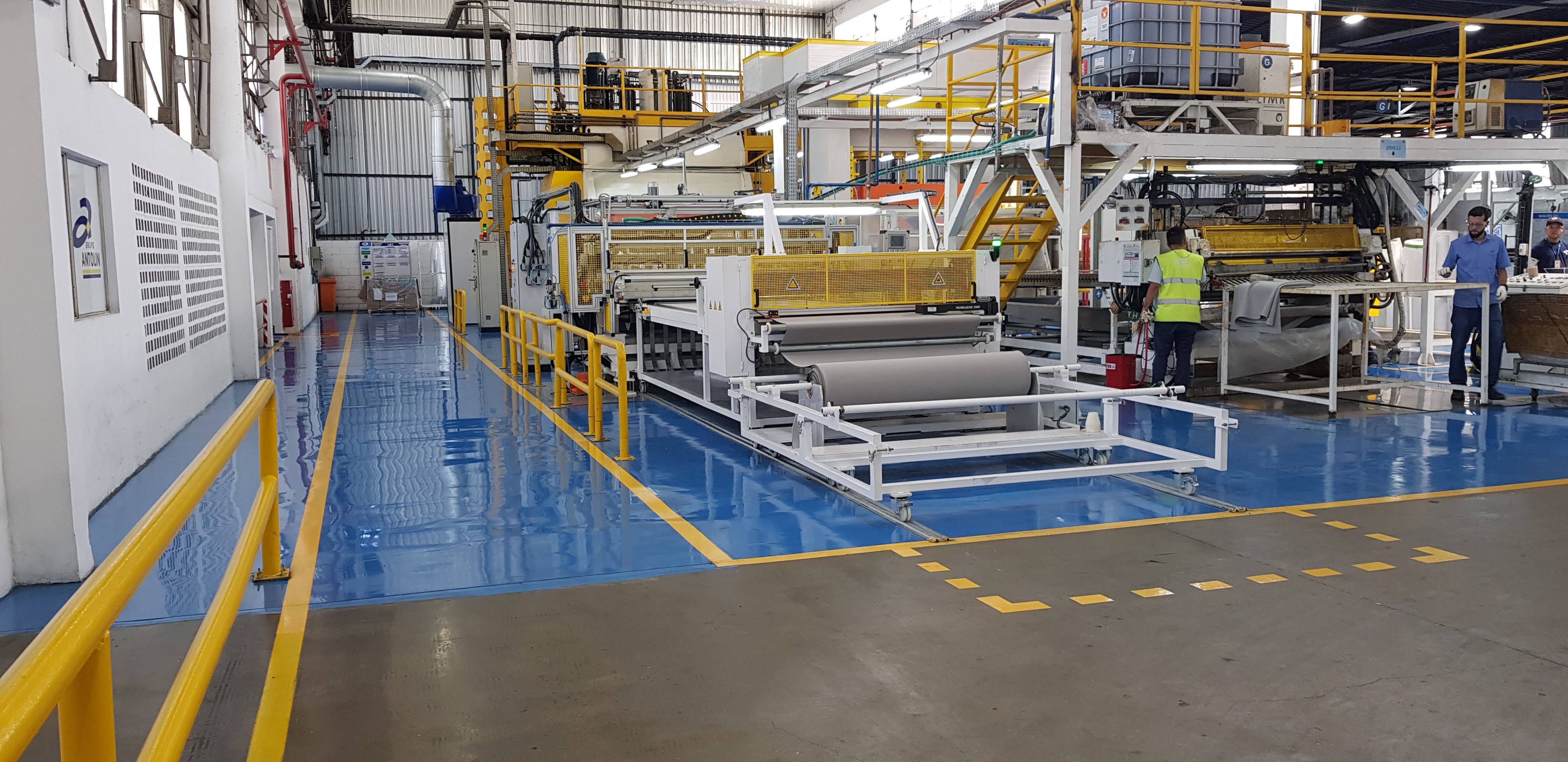 Aplicação de piso epóxi industrial executada pela Duraflex.