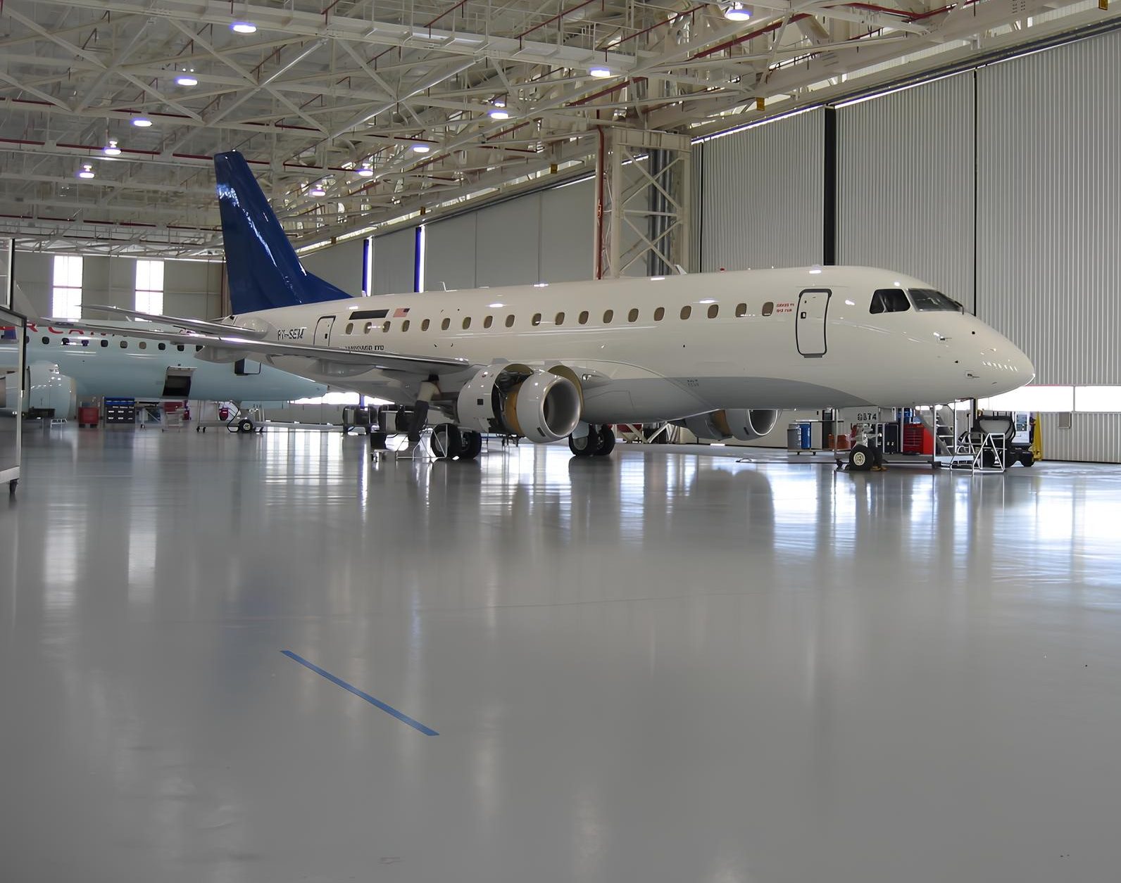Hangar aeroespacial com piso técnico industrial, setor que faz parte do polo industrial de São José dos Campos.