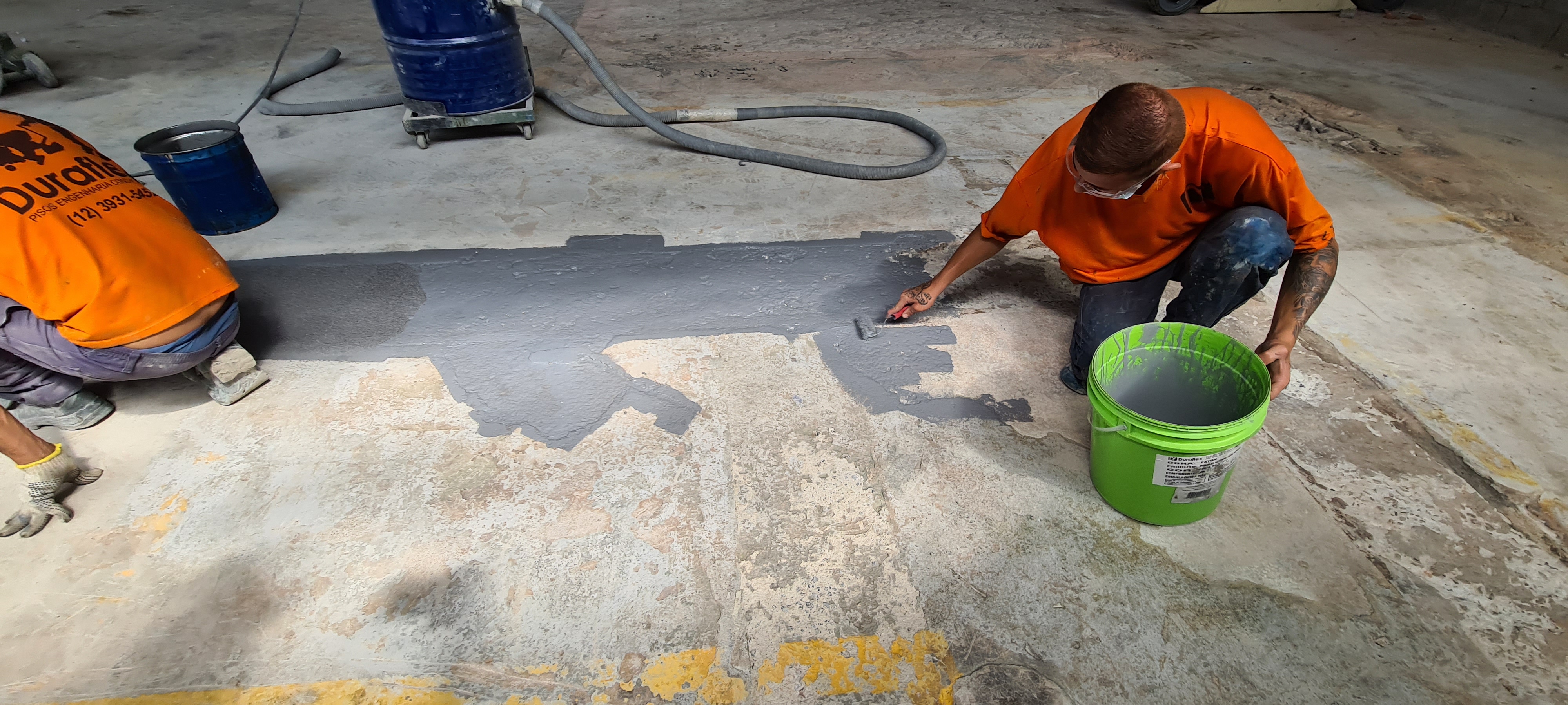 Reparo de piso industrial com argamassa epóxi em processo de cura, superfície regularizada e pronta para uso.