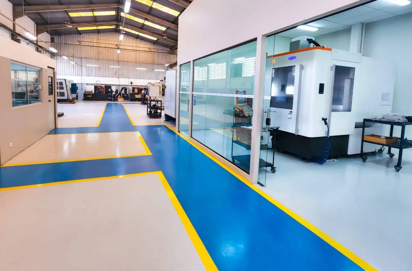Aplicação de revestimento industrial da Duraflex em ambiente de grande porte.